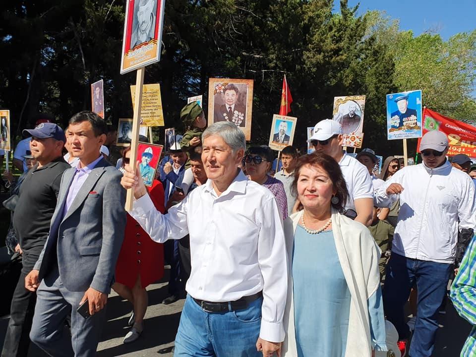 «Өлбөс полк» акциясына экс-президент Алмазбек Атамбаев үй-бүлөсү менен катышууда